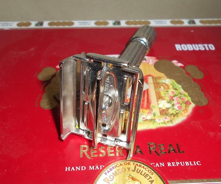 Gillette 1959 Razor Adjustable Twist to Open Fat Boy Replated Rhodium E2–!2 (26).JPG