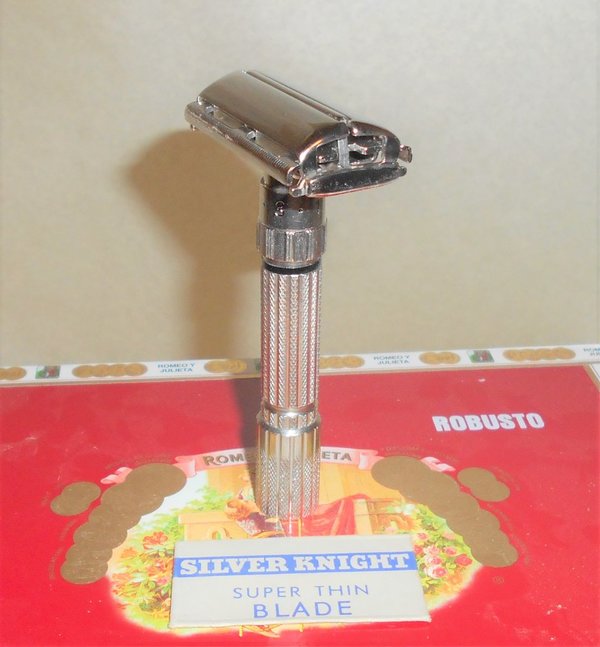 Gillette 1959 Razor Adjustable Twist to Open Fat Boy Replated Rhodium E2–!2 (35).JPG