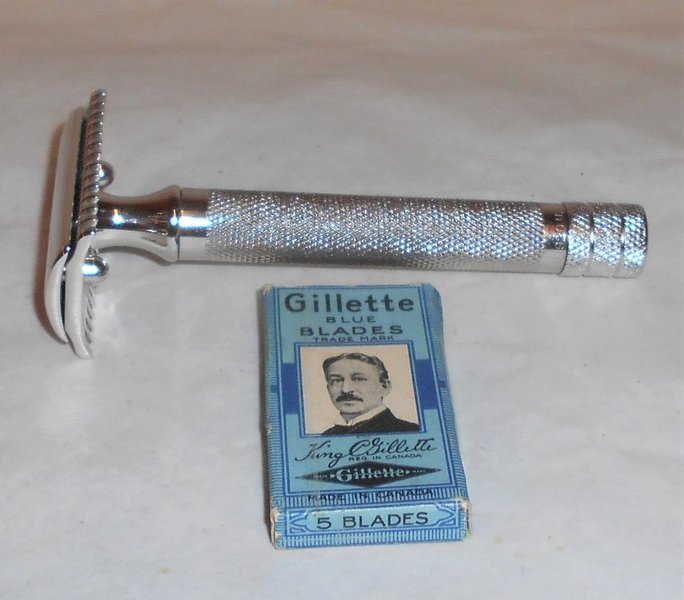 Gillette 1921 Big Fellow Razor W Blades Refurbished Replated Platinum 17–12 (36).JPG