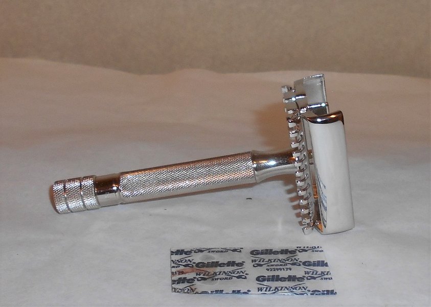 Gillette 1938 Senator Razor Refurbished Replated Platinum 064 (22).JPG