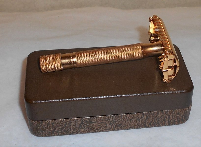 Gillette Sheraton 1937 Safety Razor Refurbished Replated 24 Karat Gold W Case Blades (116).JPG