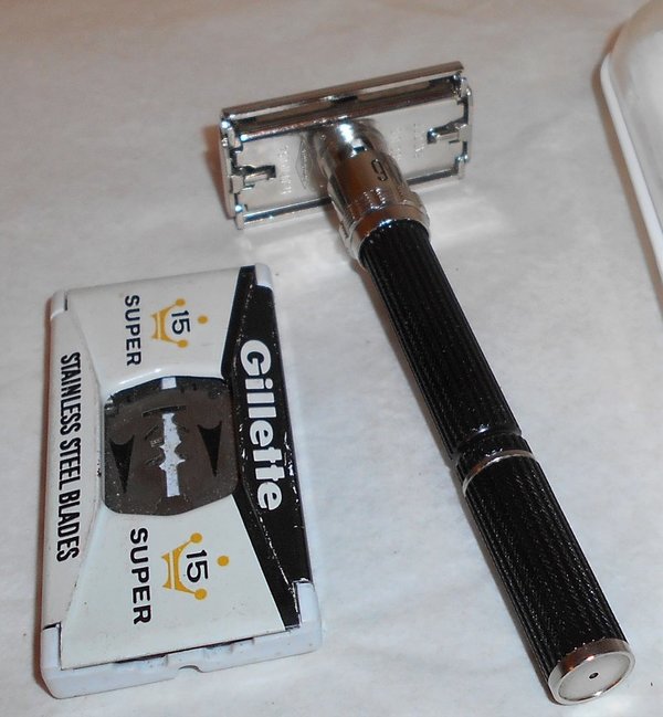 Gillette 1971 Black Handle TTO Super Adjustable Razor R3-21V (42).JPG