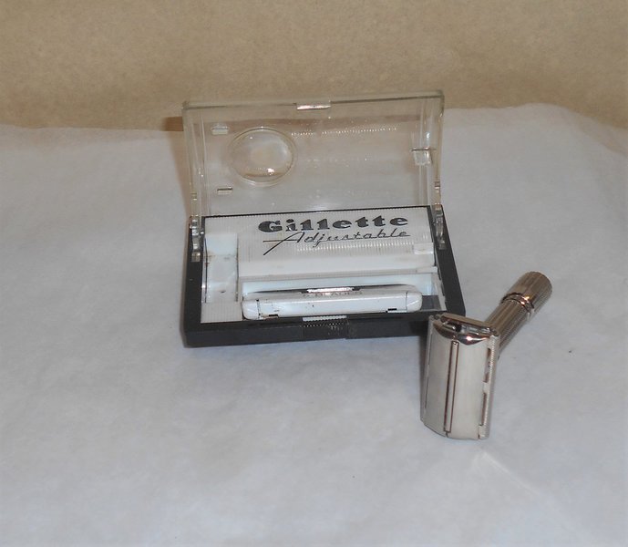 Gillette 1960 Fat Boy Razor Case Blades Refurbished Replated Mirror Gold F1–LO (9).JPG