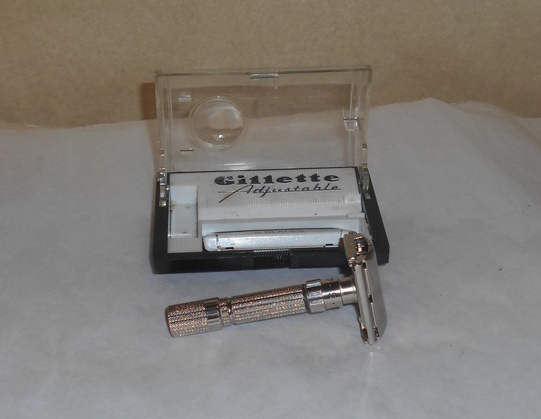 Gillette 1960 Fat Boy Razor Case Blades Refurbished Replated Mirror Gold F1–LO (31).JPG