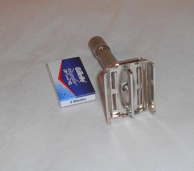 Gillette 1960 Undressed Fat Boy Razor TTO Replated Bright Nickel F2–QQQ (35).JPG