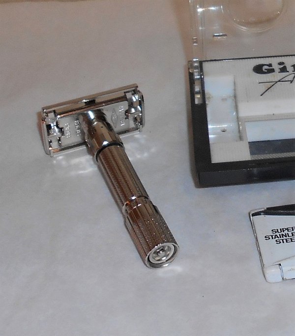 Gillette 1960 Fat Boy Razor W Case Refurbished Replated Mirror Nickel F2–08 (36).JPG