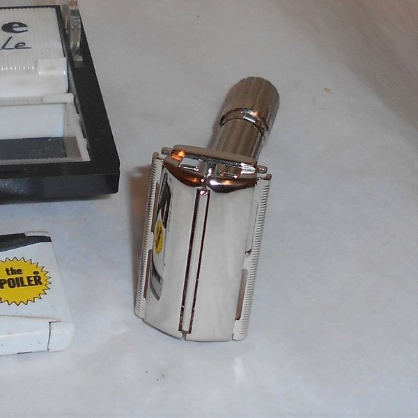 Gillette 1960 Fat Boy Razor W Case Refurbished Replated Mirror Nickel F2–08 (45).JPG