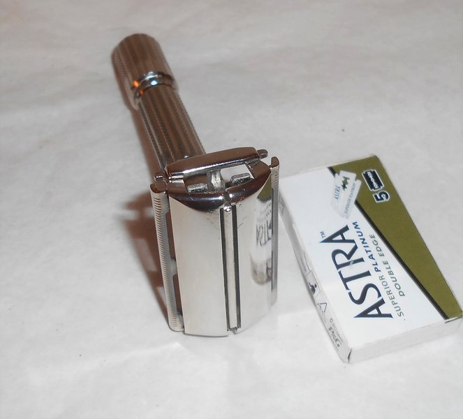 Gillette 1960 Fat Boy Razor TTO Refurbished Replated Bright Nickel F1–R2A (4).JPG Gillette 1960 Fat Boy Razor TTO Refurbished Replated Bright Nickel F1–R2A (4).JPG