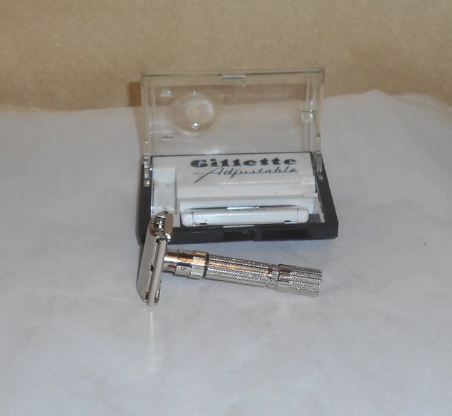 Gillette 1960 Fat Boy Razor Case Blades Refurbished Replated Mirror Gold F1–LO (22).JPG