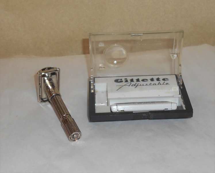 Gillette 1960 Fat Boy Razor Case Blades Refurbished Replated Mirror Gold F1–LO (26).JPG