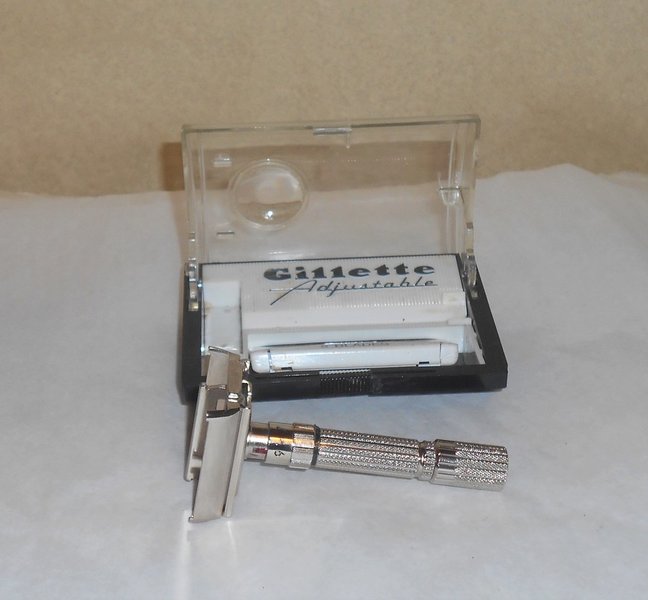 Gillette 1960 Fat Boy Razor Case Blades Refurbished Replated Mirror Gold F1–LO (32).JPG