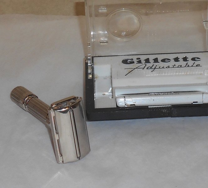 Gillette 1960 Fat Boy Razor Case Blades Refurbished Replated Mirror Gold F1–LO (13).JPG