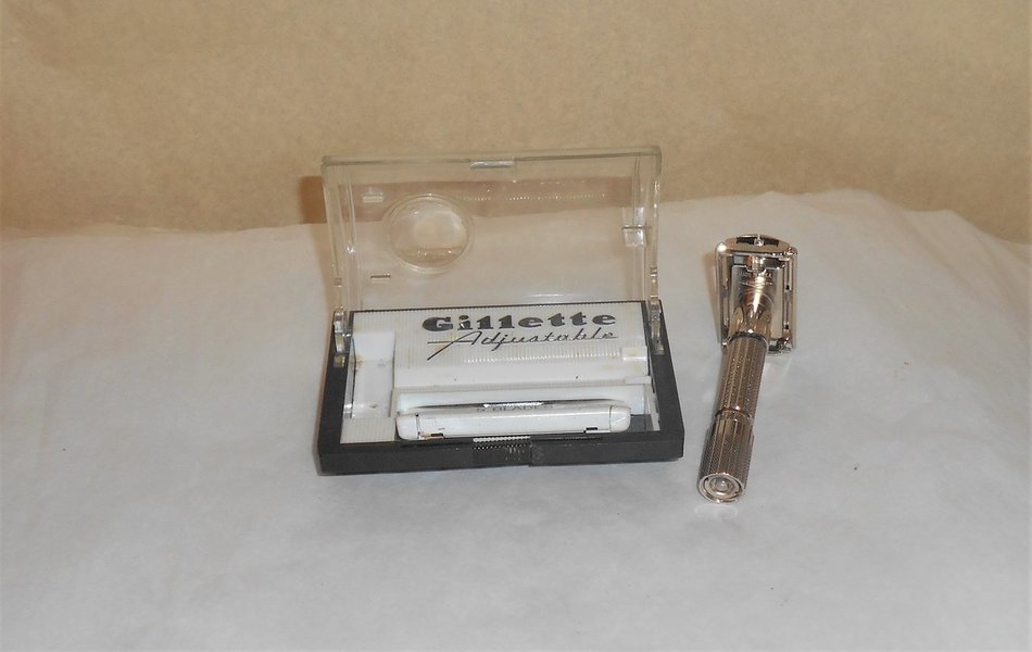 Gillette 1960 Fat Boy Razor Case Blades Refurbished Replated Mirror Gold F1–LO (23).JPG