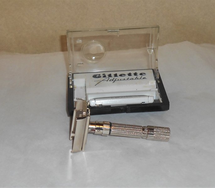 Gillette 1960 Fat Boy Razor Case Blades Refurbished Replated Mirror Gold F1–LO (34).JPG
