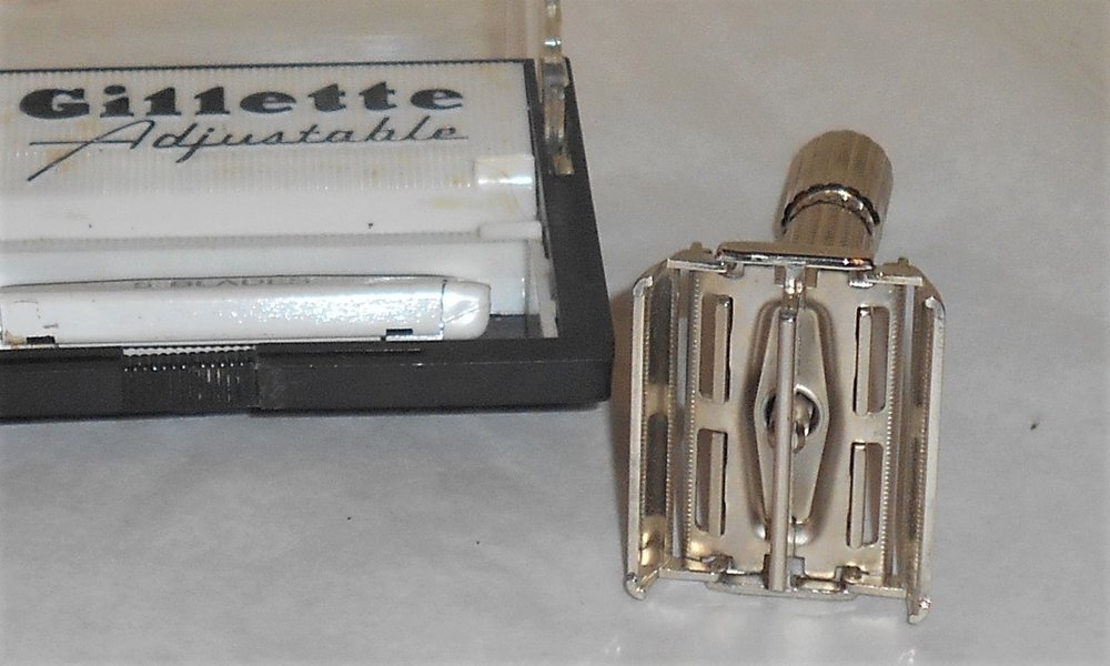 Gillette 1960 Fat Boy Razor Case Blades Refurbished Replated Mirror Gold F1–LO (50).JPG