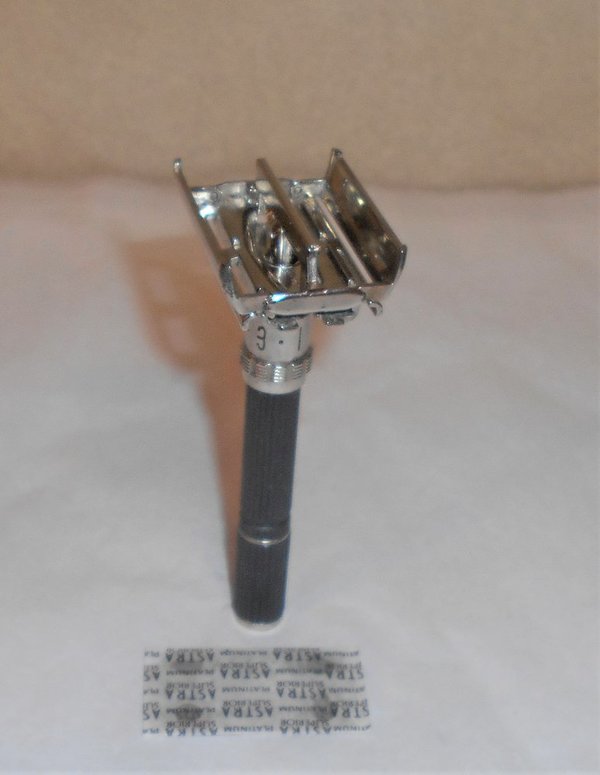 Gillette 1970 Black Beauty Adjustable Plated Original Nickel P4–1 (35).JPG
