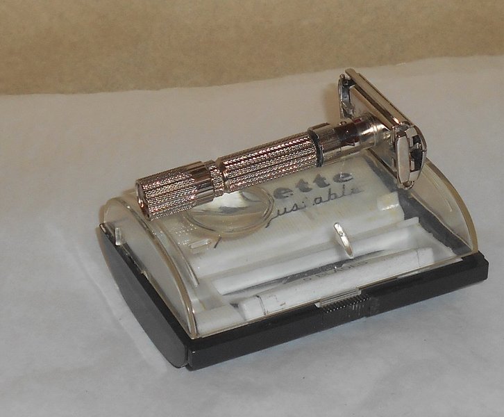 Gillette 1960 Fat Boy Razor Case Blades Refurbished Replated Mirror Gold F1–LO (16).JPG