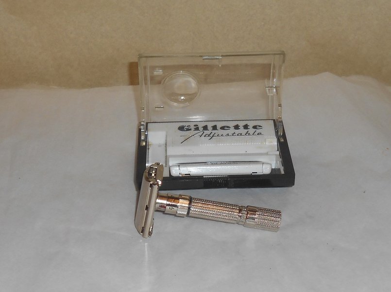 Gillette 1960 Fat Boy Razor Case Blades Refurbished Replated Mirror Gold F1–LO (20).JPG