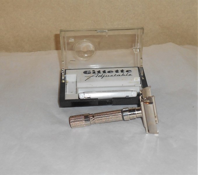 Gillette 1960 Fat Boy Razor Case Blades Refurbished Replated Mirror Gold F1–LO (42).JPG