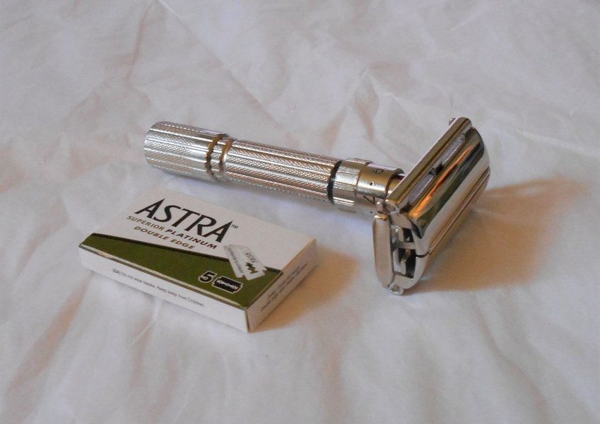 Gillette Fat Boy Razor 1960 Refurbished Re-Plated (14).JPG Gillette Fat Boy Razor 1960 Refurbished Re-Plated (14).JPG