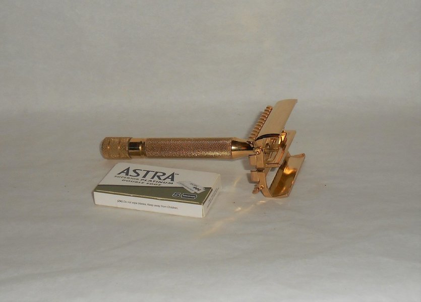 Vintage Gillette 1937 Sheraton Safety Razor Refurbished Replated 24 Karat Gold (23).JPG Vintage Gillette 1937 Sheraton Safety Razor Refurbished Replated 24 Karat Gold (23).JPG