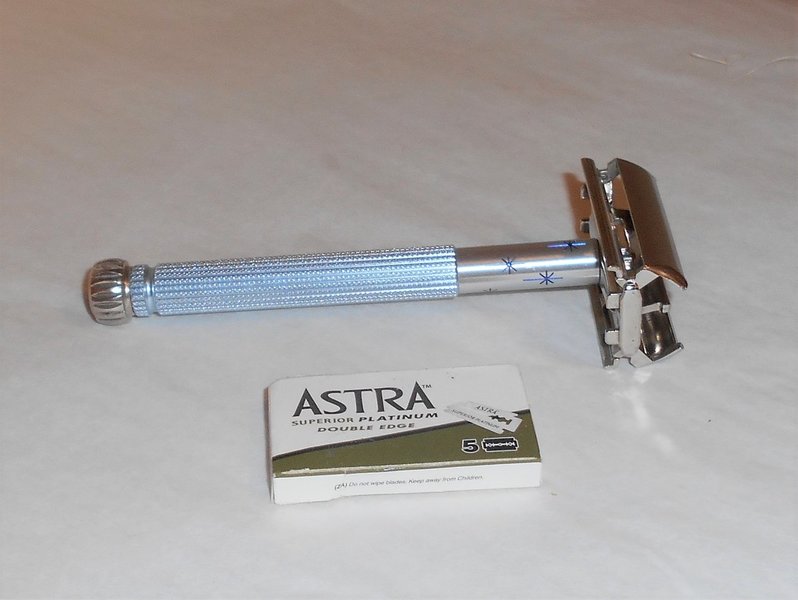 Gillette TTO 1965 Lady Gillette Razor All Original Starburst Blue K2–Z4 (33).JPG Gillette TTO 1965 Lady Gillette Razor All Original Starburst Blue K2–Z4 (33).JPG