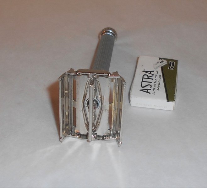 Gillette TTO 1965 Lady Gillette Razor All Original Starburst Blue K2–Z4 (38).JPG Gillette TTO 1965 Lady Gillette Razor All Original Starburst Blue K2–Z4 (38).JPG