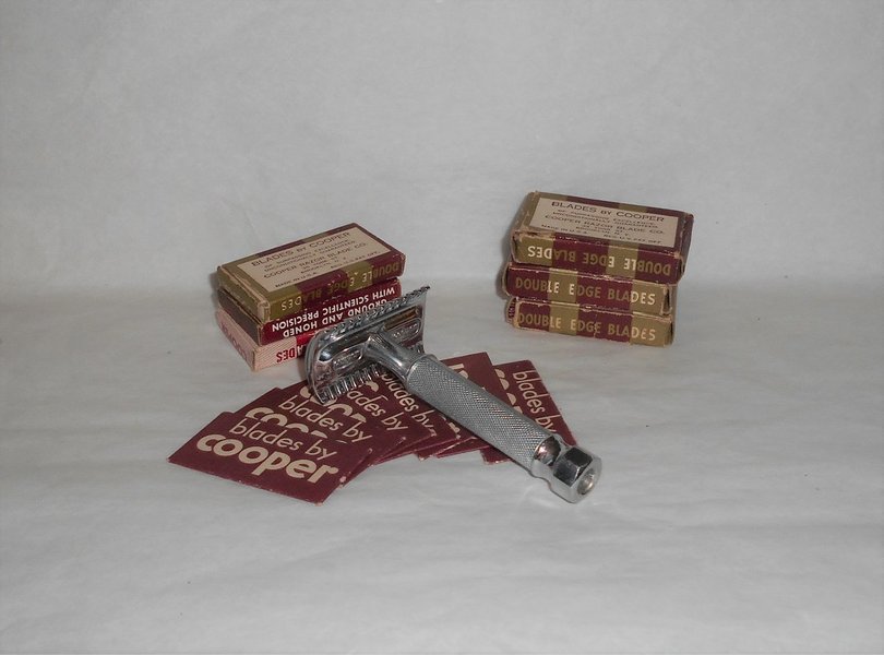 Vintage Cooper Safety Razor 1930s W 52 NOS Blades (50).JPG Vintage Cooper Safety Razor 1930s W 52 NOS Blades (50).JPG