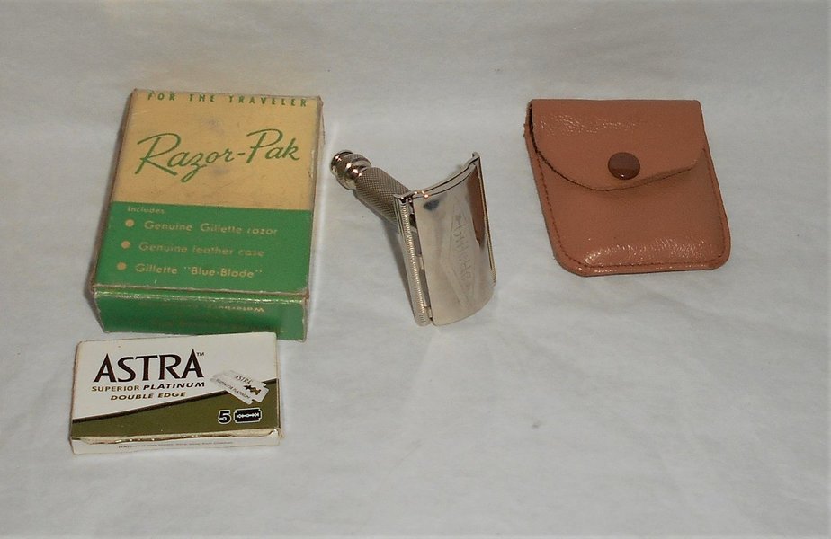 1956 Gillette Travel Razor W Case Blades And Original Box B–1 (27).JPG