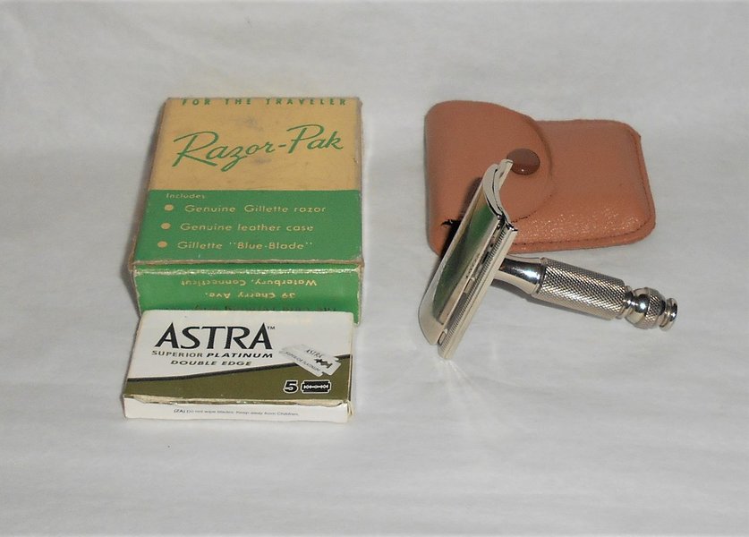 1956 Gillette Travel Razor W Case Blades And Original Box B–1 (31).JPG
