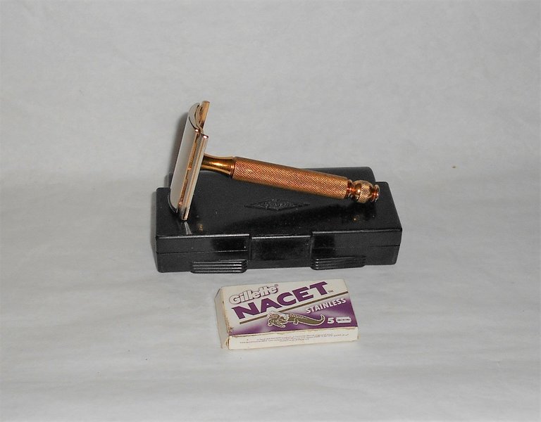 Gillette 1940s Gold Tech Safety Razor W Case Blades (5).JPG