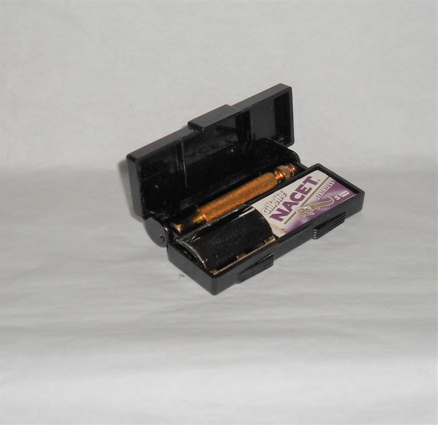 Gillette 1940s Gold Tech Safety Razor W Case Blades (29).JPG