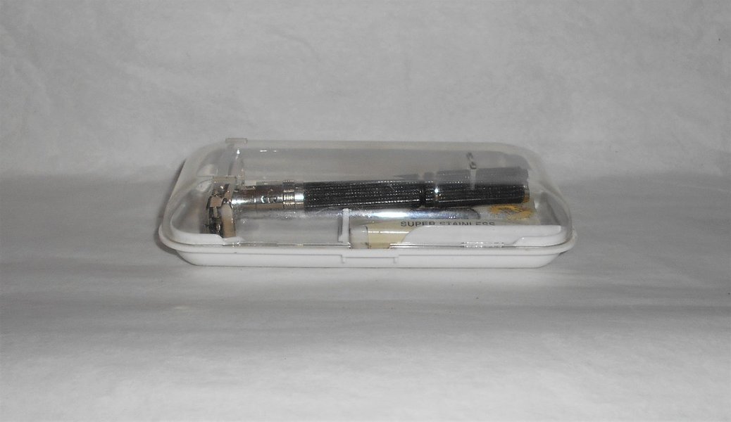 Gillette 1976 Long Handle Black Beauty W3 Case Blades (3).JPG