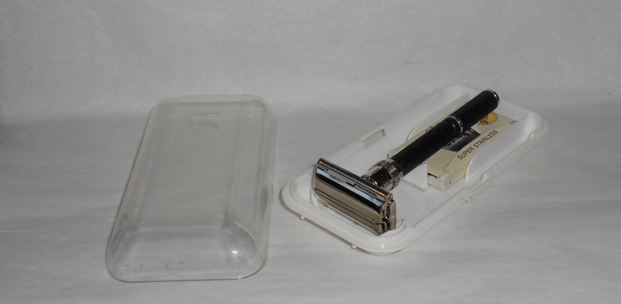 Gillette 1976 Long Handle Black Beauty W3 Case Blades (15).JPG