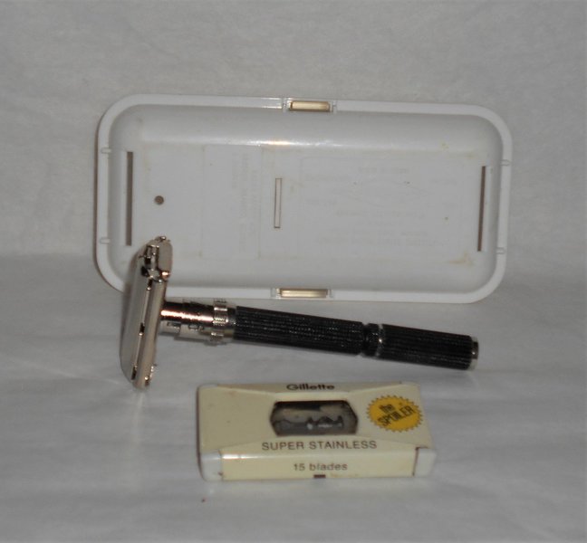 Gillette 1976 Long Handle Black Beauty W3 Case Blades (20).JPG
