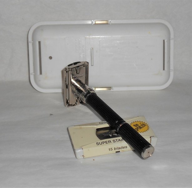 Gillette 1976 Long Handle Black Beauty W3 Case Blades (22).JPG