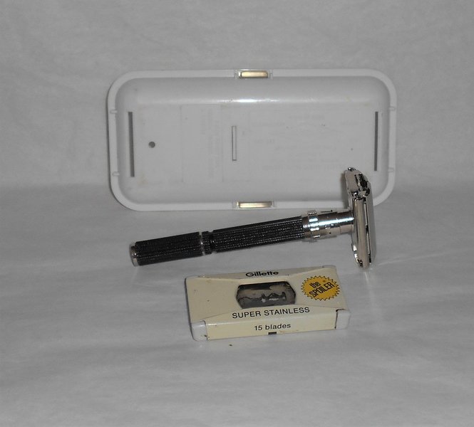 Gillette 1976 Long Handle Black Beauty W3 Case Blades (31).JPG