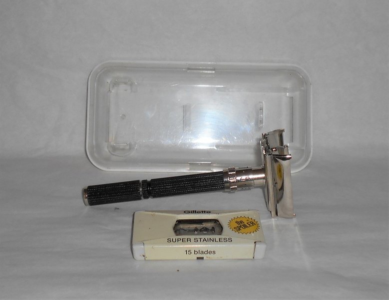 Gillette 1976 Long Handle Black Beauty W3 Case Blades (39).JPG