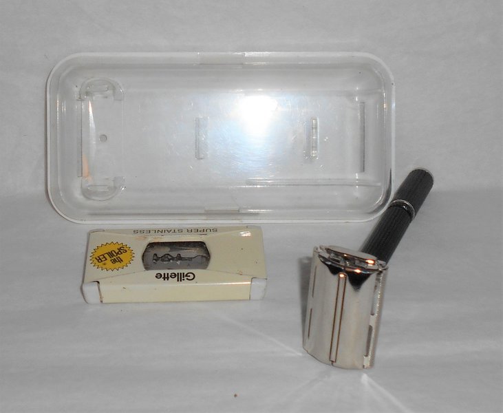 Gillette 1976 Long Handle Black Beauty W3 Case Blades (70).JPG