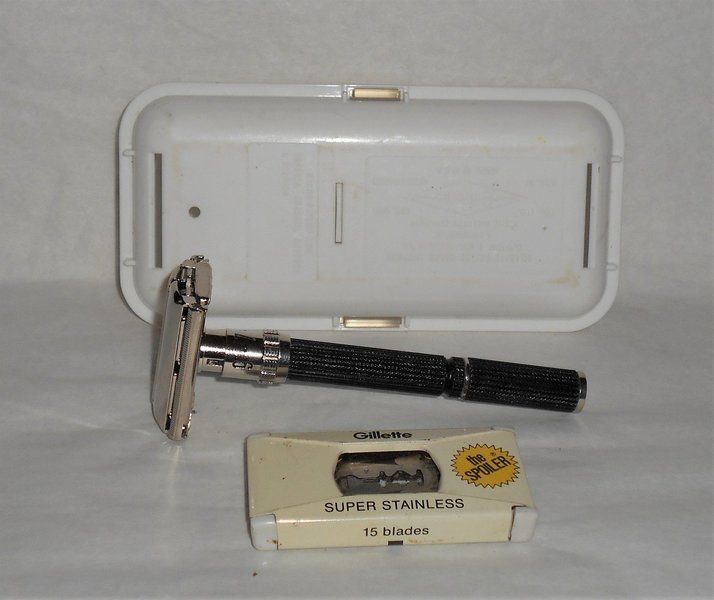 Gillette 1976 Long Handle Black Beauty W3 Case Blades (19).JPG