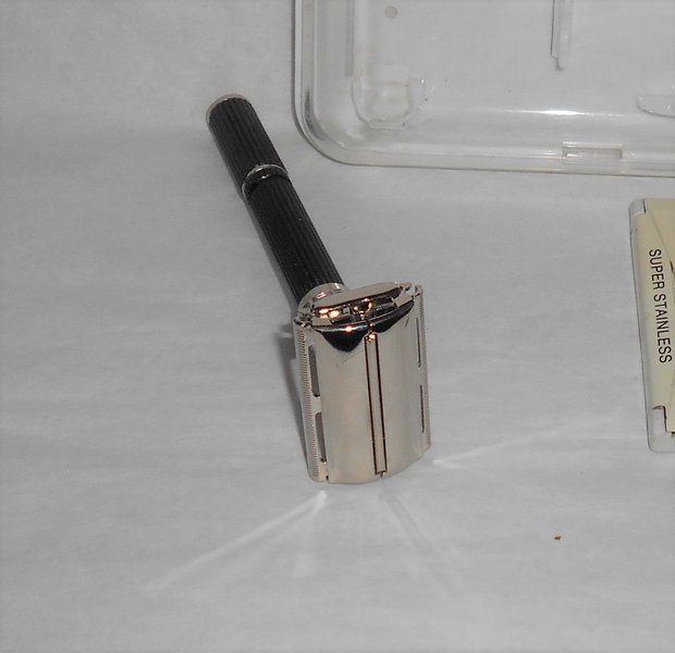 Gillette 1976 Long Handle Black Beauty W3 Case Blades (63).JPG