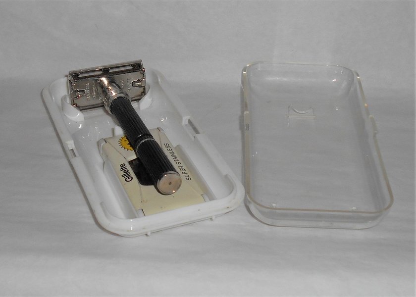 Gillette 1976 Long Handle Black Beauty W3 Case Blades (1).JPG Gillette 1976 Long Handle Black Beauty W3 Case Blades (1).JPG