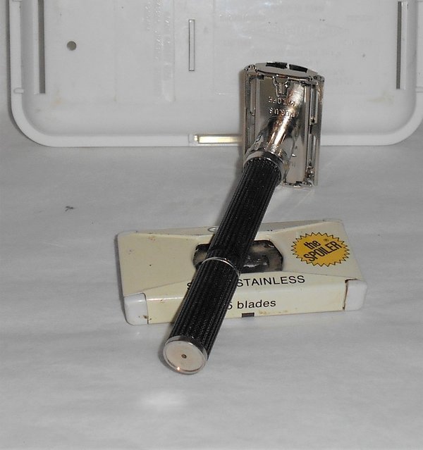 Gillette 1976 Long Handle Black Beauty W3 Case Blades (27).JPG Gillette 1976 Long Handle Black Beauty W3 Case Blades (27).JPG