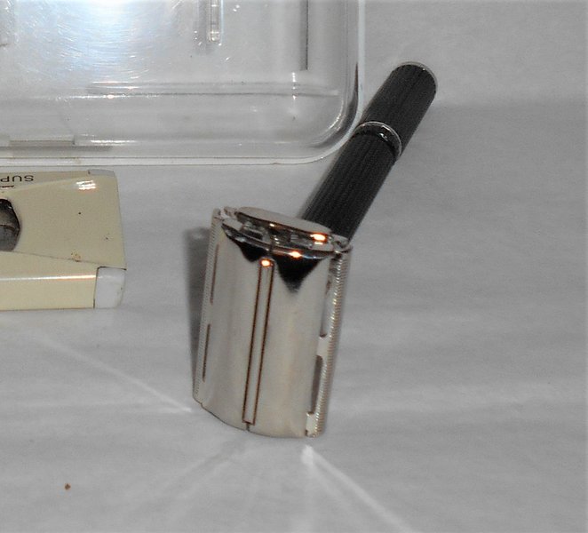 Gillette 1976 Long Handle Black Beauty W3 Case Blades (69).JPG