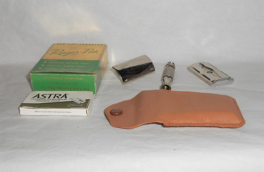 1956 Gillette Travel Razor W Case Blades And Original Box B–1 (21).JPG