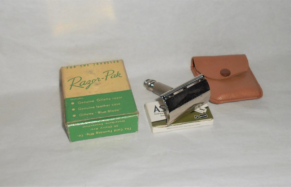 1956 Gillette Travel Razor W Case Blades And Original Box B–1 (50).JPG