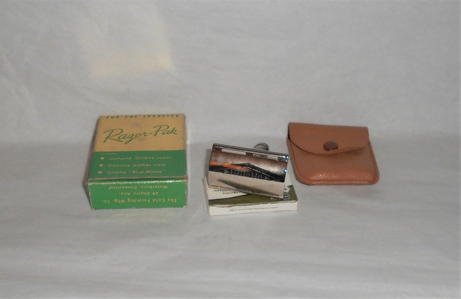 1956 Gillette Travel Razor W Case Blades And Original Box B–1 (52).JPG