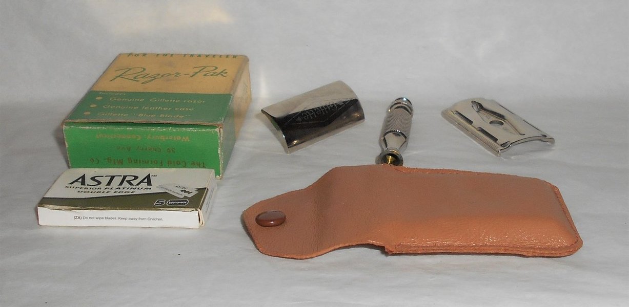 1956 Gillette Travel Razor W Case Blades And Original Box B–1 (20).JPG