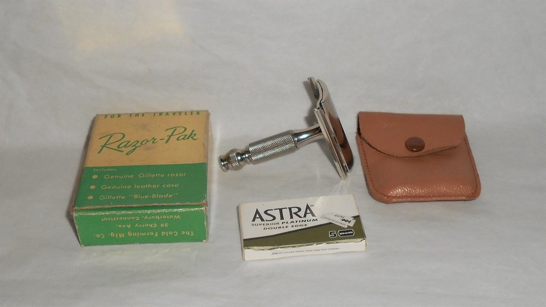 1956 Gillette Travel Razor W Case Blades And Original Box B–1 (37).JPG