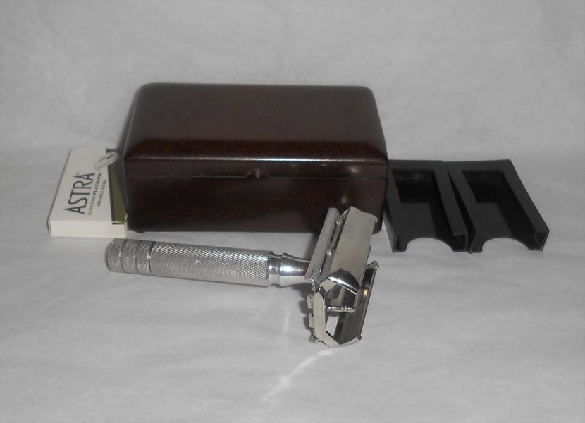Gillette 1953-1954 Rocket HD Made In England W Case Blades (46).JPG